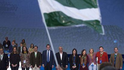 Mariano Rajoy, flanqueado por Juan Manuel Moreno Bonilla y Javier Arenas, en la clausura del congreso del PP andaluz celebrado en Sevilla.