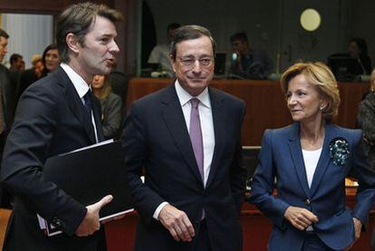 De izquierda a derecha, François Baroin, ministro de Finanzas de Francia; Mario Draghi, presidente del Banco Central Europeo, y Elena Salgado, ministra de Economía española, ayer en Bruselas.