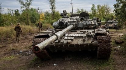 Un tanque ruso abandonado en la ciudad de Izium, recuperada por las tropas de Ucrania, el pasado 20 de septiembre.