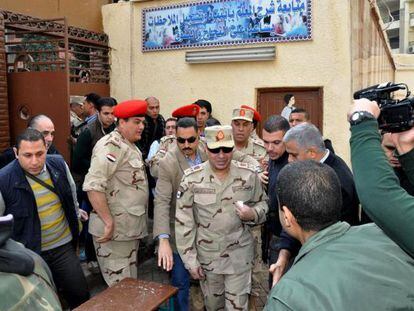 El general Abdel Fatah al Sisi visita un colegio electoral el martes en El Cairo. 