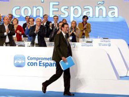 Rajoy se dirige al estrado a pronunciar su discurso.