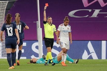 La árbitra Anastasia Pustovoitova expulsa a la jugadora del Lyon Nikita Parris en el partido entre el Olympique y el PSG el pasado miércoles en San Mamés.