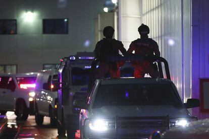 Miembros de la Marina y de la Policía Federal Ministerial realizan un operativo en el hangar de la Fiscalía General para trasladar al capo desde Ciudad de México hacia el penal del Altiplano (Estado de México).