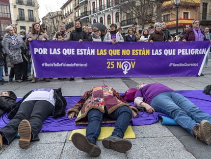 Concentración en Toledo, este martes, contra los últimos asesinatos machistas ocurridos en España.