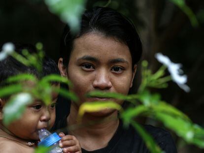 Kay Myant Myant Lwin, superviviente birmana de violencia de género de 23 años, con su hija de 15 meses, en el refugio para mujeres de Freedom Restoration Project (FRP), en Mae Sot, Tailandia, en agosto de 2022.