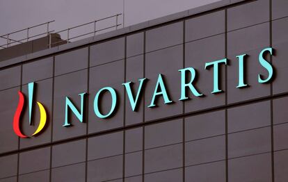 Logo de Novartis en una de sus oficinas en Suiza