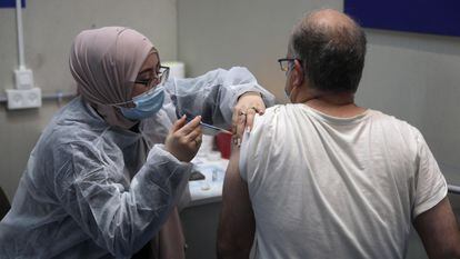 Un hombre recibe la vacuna en Tel Aviv, Israel, el pasado enero.