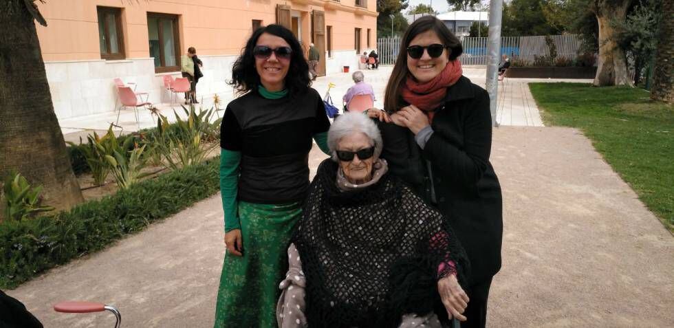 Desde la izquierda, Desirée Belmonte, Carmen Muñoz y Cristina Correa.