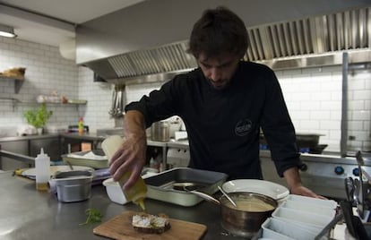 Eduardo Quintana en la cocina de La Bicicleta, en Hoznayo (Cantabria). 