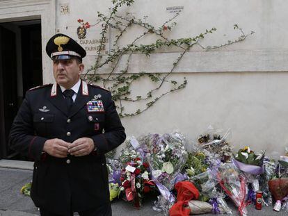 Flores frente a la comisaría en la que trabajaba el 'carabiniere' asesinado en Roma.