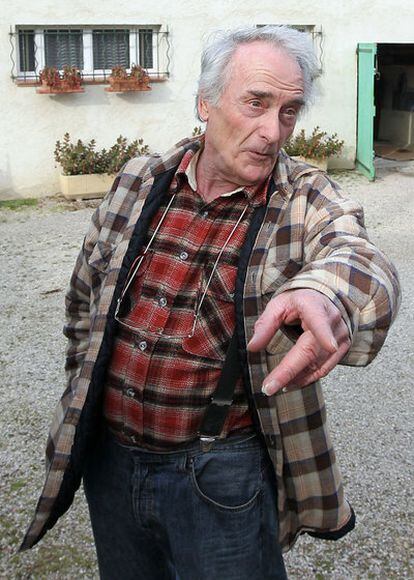 Pierre Le Guennec, electricista jubilado, frente a su casa, el 29 de noviembre de 2010.