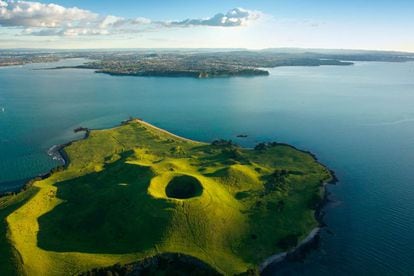 El puerto de la principal ciudad neozelandesa está lleno de barcos de recreo pero también de delfines y ballenas. La isla de Rangitoto es un símbolo y su cono volcánico, casi perfecto, pone un fotogénico telón de fondo. Para escapar del bullicio de Auckland, nada como la cercana Waiheke, con sus preciosas playas, bodegas famosas y grandes restaurantes, o Browns Island (en la imagen). Los multimillonarios se mezclan con los 'hippies' y los artistas bohemios que le dieron su fama de enclave ecologista.