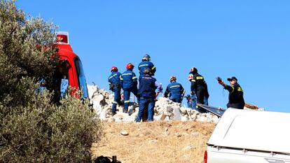 Agentes del equipo de Gestión de Desastres Naturales ejercen su labor tras el terremoto, en la localidad de Arkalojori, al este de Creta.