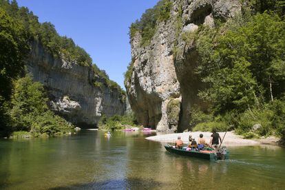 Antes de pasar bajo el viaducto de Millau, el río Tarn ha esculpido entre las mesetas calcáreas de Méjean y Sauveterre, en el parque natural de las Grands Causses, al sur de Francia, una profunda brecha que invita a un descenso fluvial entre paredones de roca caliza en barca desde el pueblo de La Malène, o remando en canoa desde Sainte-Enimie. <a href="https://www.cevennes-gorges-du-tarn.com/" target="_blank">cevennes-gorges-du-tarn.com</a>