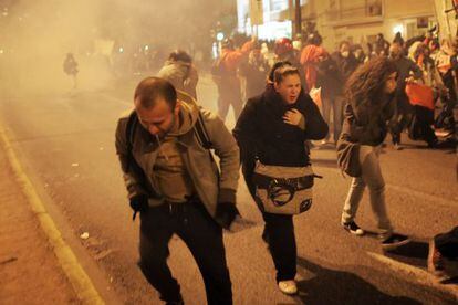 Tres manifestantes en Atenas.