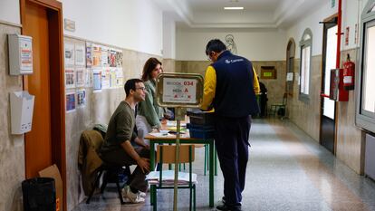 Un trabajador de Correos deposita el voto por correo en el colegio Nuestra Señora del Buen Consejo, en Madrid, este pasado domingo, durante las elecciones municipales y autonómicas.