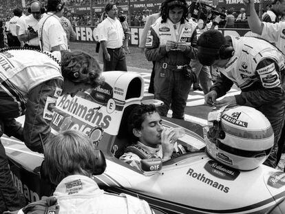 Ayrton Senna antes de empezar la carrera del Gran Premio de San Marino de 1994 donde perdió la vida tras estrellarse en la curva Tamburello durante la séptima vuelta. El piloto brasileño tenía 34 años.