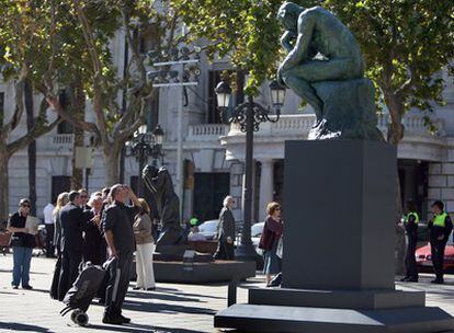 La escultura de Rodin <i>El Pensador</i>, ayer, en la plaza del Ayuntamiento.