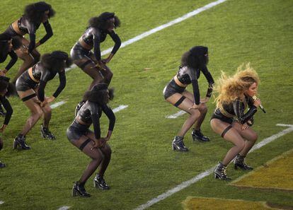 La cantante Beyoncé participó también en el medio tiempo del Super Bowl.