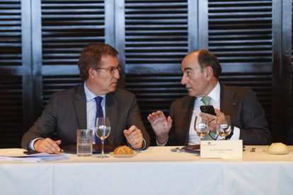 El presidente del PP, Alberto Núñez Feijóo (a la izquierda), conversa con el presidente de Iberdrola, Ignacio Sánchez-Galán, durante una comida con empresarios vascos en el Club Marítimo de Getxo (Bizkaia) este jueves.