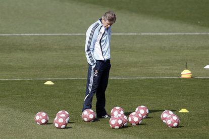 El entrenador del Real Madrid, Manuel Pellegrini, cabizbajo durante el entrenamiento de ayer en Valdebebas.