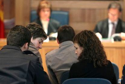 Arnaldo Otegi, en el centro de espaldas, durante el juicio por enaltecimiento al etarra José María Sagarduy, celebrado el 27 de enero de 2010.