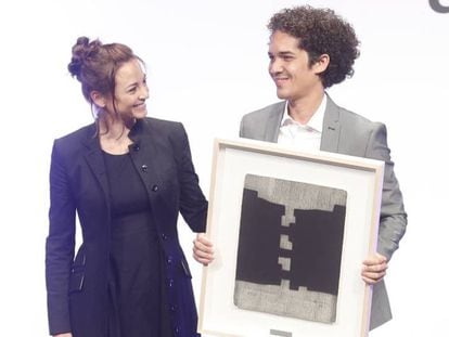 Yander Alberto Zamora recibe el premio de manos de Leonor Watling.