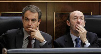 Zapatero y Rubalcaba en la sesi&oacute;n de control al Ejecutivo en el Pleno de la C&aacute;mara Baja el 22 de junio de 2011.