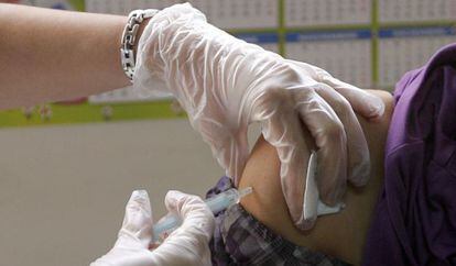 Un sanitario vacuna a un paciente.