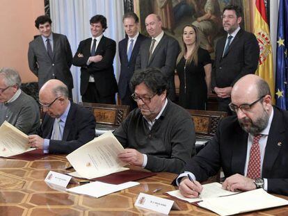 El ministro de hacienda, Cristobal Montoro, firma el comvenio de los funcionarios p&uacute;blicos en los representantes sindicales.