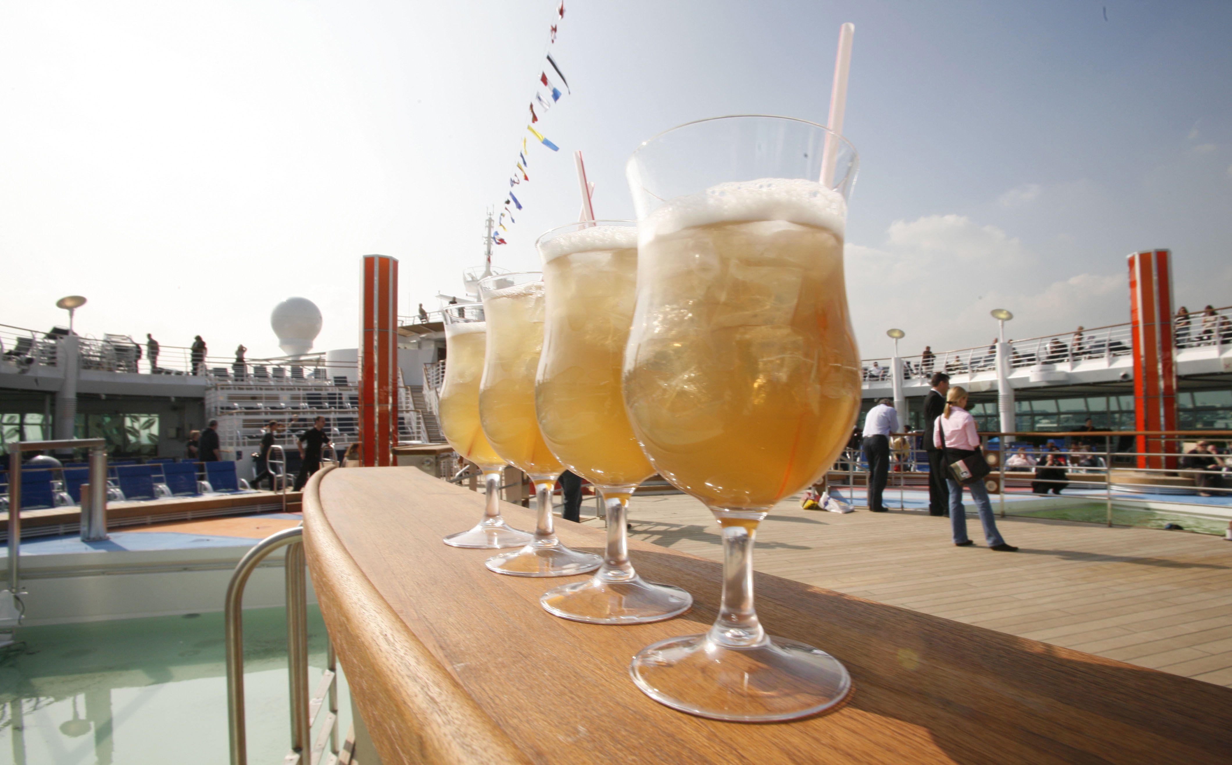 Más alcohol libre de impuestos: Hacienda prepara una orden para agilizar su venta en los cruceros