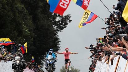 Carapaz se impone en el Alto del Vino.