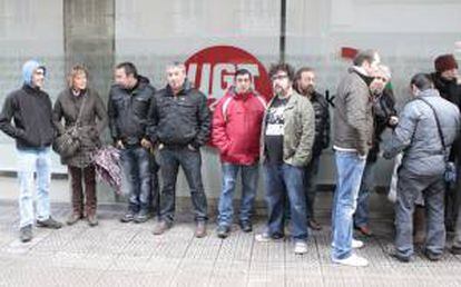 Miembros de los cinco sindicatos que representan a los trabajadores de las gasolineras ante la sede de UGT en Bilbao, donde hay convocada una asamblea para ver si ponen fin o no a la huelga de gasolineras.