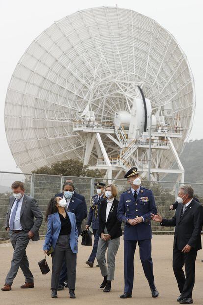 El rey Felipe VI inauguró este miércoles la nueva antena en el Complejo de Comunicaciones del Espacio Profundo de la NASA, en la localidad madrileña de Robledo de Chavela, acompañado de la embajadora de EE UU en España, Julissa Reynoso.