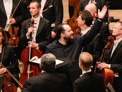 Andris Nelsons, mezclado entre los músicos de la Filarmónica de Viena al final del concierto del pasado martes.