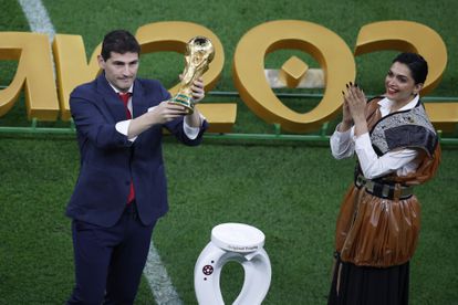 El exportero de la selección española de fútbol Iker Casillas levanta el trofeo del Mundial de Qatar 2022, antes de la final entre Argentina y Francia en el estadio de Lusail (Qatar). 
