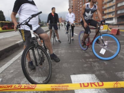 Ciclistas por la calle 26 un día dominical de ciclovía en Bogotá.