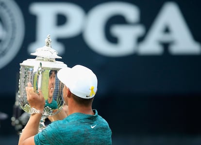 Brooks Koepka, con el trofeo del año pasado.