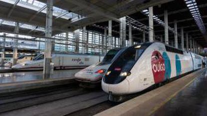 Trenes de alta velocidad de Renfe y Ouigo en la estación madrileña de Atocha.