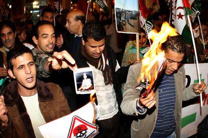 Activistas saharauis quemaron ayer símbolos marroquíes durante la protesta en Valencia.