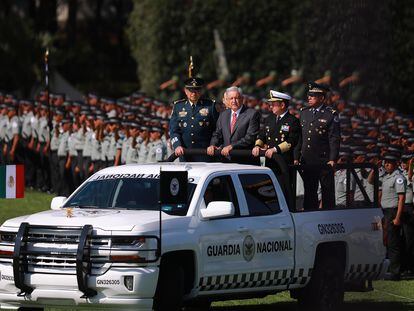 Al centro, López Obrador, saludado por los elementos de la Guardia Nacional durante la ceremonia de despliegue del cuerpo policíaco, en 2019.