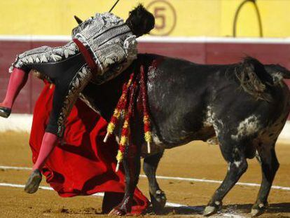 El torero Morante de la Puebla, en el momento de ser herido por su primer toro en Huesca.