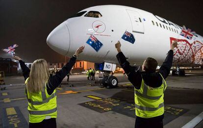 Vuelo inaugural de Qantas entre Perth y Londres.