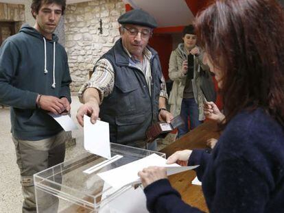 Votación de vecinos de Igeldo en el referéndum sobre su segregación.