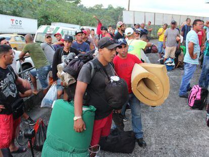 Un grupo de migrantes cubanos espera a ser ubicado en hoteles en Paso Canoas. 