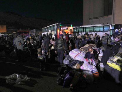 Civiles y rebeldes evacuados de Guta Oriental, este sábado a su llegada a Qalaat al-Madiz (Siria). 