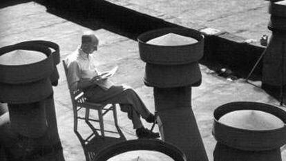 Hombre leyendo, fotografía de André Kertész.