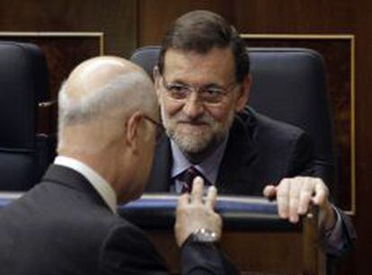 El portavoz de CiU, Josep Antoni Duran i Lleida, conversa con el presidente del Gobierno, Mariano Rajoy. 