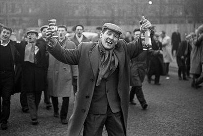 Imagen captada durante la celebración de un partido de la liga escocesa de fútbol en 1963.