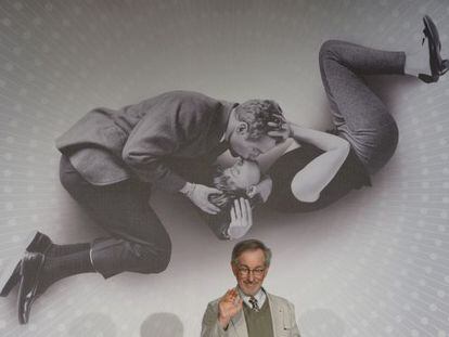 Steven Spielberg, presidente del jurado del Festival de Cannes 2013, delante del cartel promocional de este a&ntilde;o.